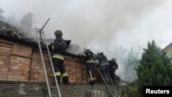 烏克蘭哈爾科夫市一個住宅樓遭到俄軍砲擊後起火。（路透社）