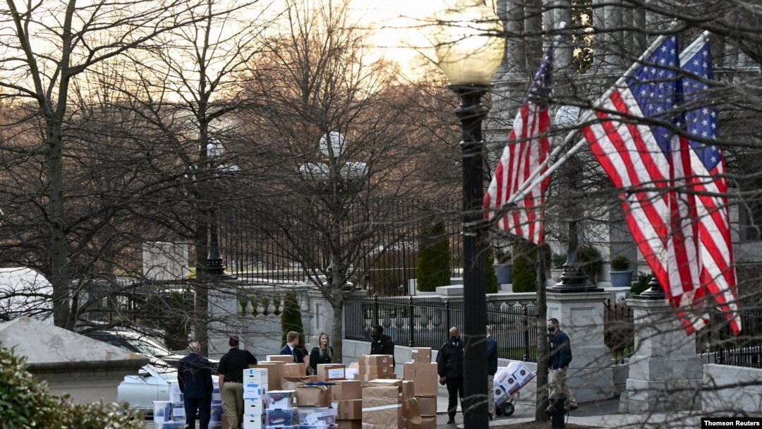 Empleados cargan camiones con las pertenencias de los empleados de la administración saliente en la Casa Blanca, el 14 de enero de 2020.