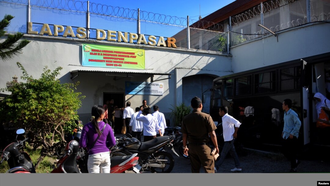Prisoners walk inside Kerobokan prison after a trial at Denpasar court on Indonesia's island of Bali. 