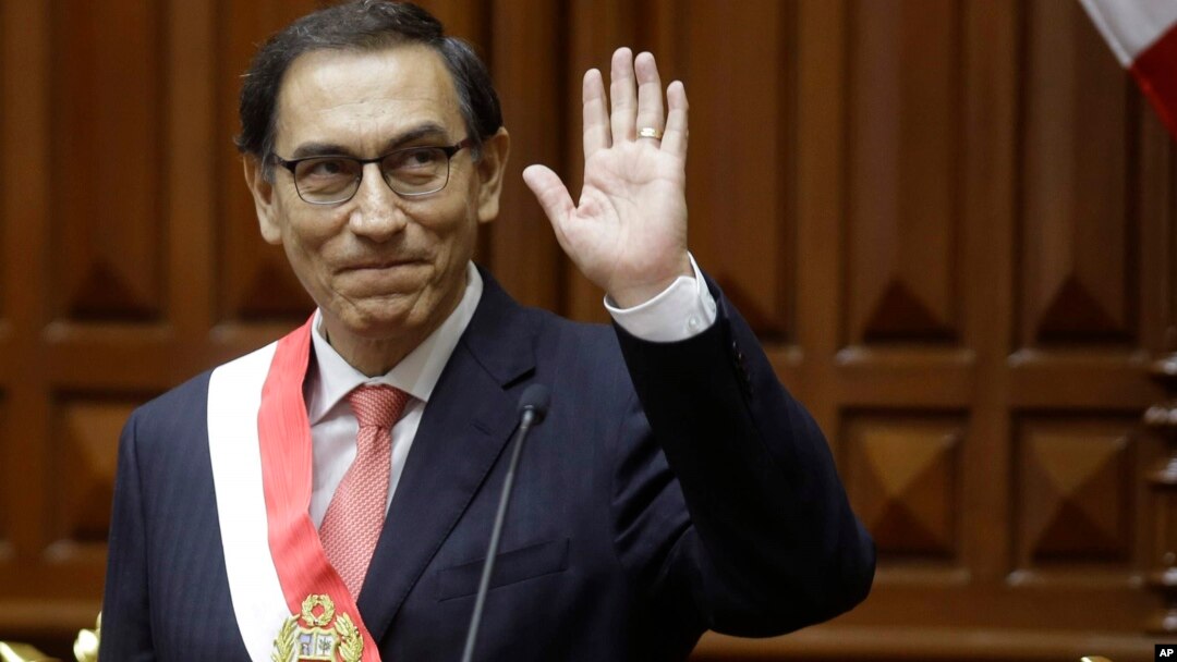 El recién juramentado presidente peruano Martín Vizcarra, el viernes 23 de marzo de 2018. Vizcarra, quien se convirtió en el nuevo presidente peruano, tiene poca experiencia gobernando, pero es conocido como un generador de consenso quien podría tener la oportunidad de cerrar brechas después de una de las peores crisis políticas en la historia reciente de la nación andina. (AP Photo / Martin Mejia)