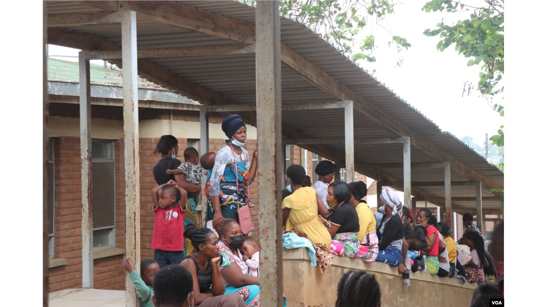 People queue for medical help at Ndirande clinic in Blantyre, Malawi. (Lameck Masina/VOA)