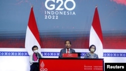 지난해 주요 20개국(G20) 순회 의장국인 인도네시아의 조코 위도도 대통령(중앙)이 G20 정상회의가 끝난 뒤 기자회견을 하고 있다. (자료사진)
