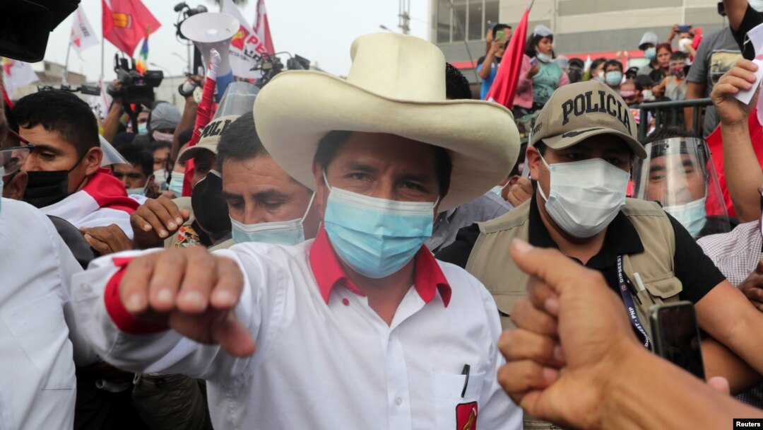 El presidente de corte socialista en Perú, Pedro Castillo, en momentos de la campaña presidencial contra la derechista Keiko Fujimori en mayo de 2021.