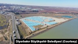 Depremin ardından Silvan yolu üzerinde, Dicle Nehri kıyısında kurulan çadırkent