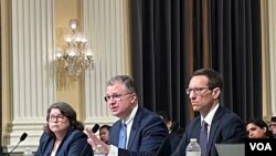 美国国防部负责印太安全助理部长伊莱·拉特纳（右）、国务院主管亚太事务助理国务卿康达（中）、和商务部负责出口管制助理部长西娅·罗兹曼·肯德勒（左）周四出席国会众议院中国特设委员会听证会，针对拜登政府的中国战略接受议员质询。（2023年7月20日，美国之音记者李逸华摄）