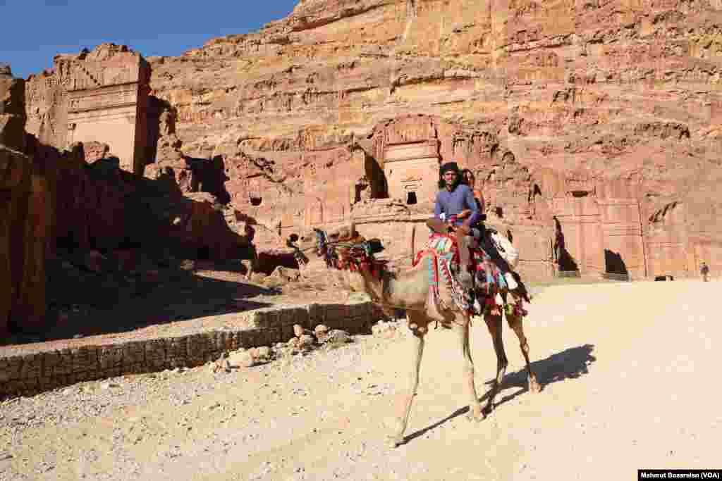 Yaklaşık 2400 yıllık geçmişe sahip Ürdün’deki Petra Antik Kenti, gizemiyle ilgi odağı olmaya devam ediyor. Her yıl milyonlarca turistin ziyaret ettiği antik kentin gizemi yıllardır yapılan kazılara rağmen tamamen çözülmedi.
