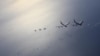 지난해 7월 미 공군 소속 B-52 폭격기 1대와 KC-135 공중급유기 1대가 일본 항공자위대 소속 F-2 전투기 4대와 비행훈련을 했다. (자료사진) 사진 = 주일미군 제공.