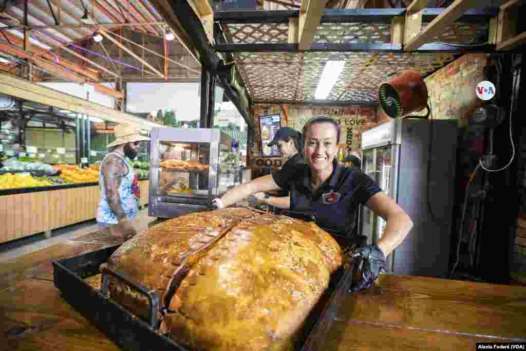 Diana Solina, cofundadora y propietaria de Lechona La Colombiana, un emprendimiento económico que tiene lugar en el Yellow Green Farmers Market en Hollywood, Florida, y que tomó impulso tras una visita que hiciera allí el popular influencer Tulio Zuluaga. 