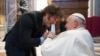 O Papa Francisco (à direita) cumprimenta o Presidente da Argentina, Javier Milei (à esquerda), no Vaticano, 11 fevereiro 2024