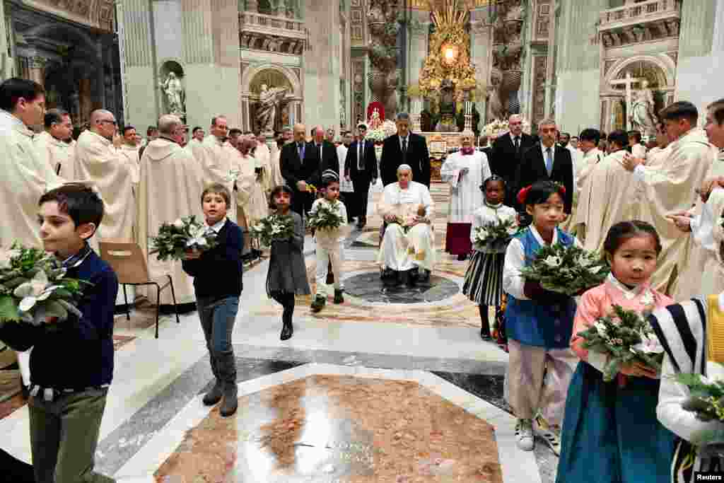 En el Vaticano, el papa Francisco celebró la tradicional misa de Navidad en la basílica de San Pedro. 