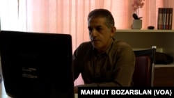 Mesut Fiğançiçek bilgisayarında Sivas Katliamı'nın fotoğraflarına bakarken