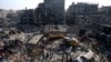 Palestinos buscan sobrevivientes entre los escombros de edificios destruidos por ataques israelíes en el campo de refugiados de Jabaliya, en el norte de la Franja de Gaza, el 1 de noviembre de 2023.
