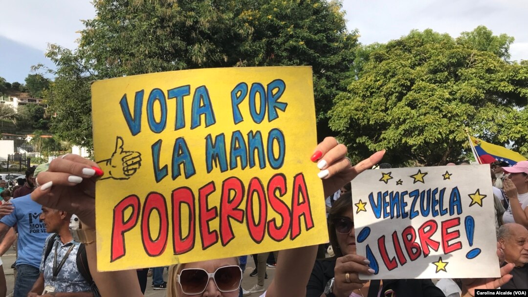 Simpatizantes del candidato presidencial opositor venezolano, Edmundo González Urrutia, durante un mitin. 
