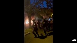 Imaj videyo sa a montre polisye kap eseye kontwole foul moun ki pran lari nan Nanterre, La Frans, 27 Jyen 2023.