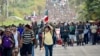 Miles de hondureños participan en la caravana migrante de Navidad que recorre México