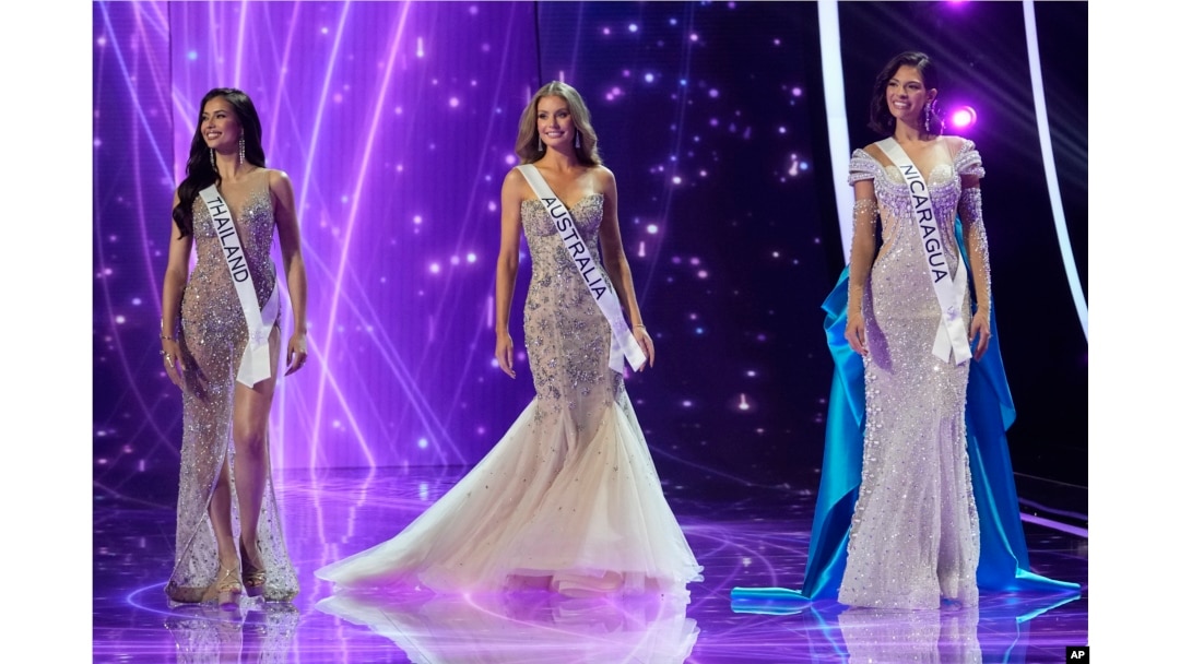 Miss Tailandia Anntonia Porsild, de izquierda a derecha, Miss Australia Moraya Wilson y Miss Nicaragua Sheynnis Palacios, reaccionan después de ser nombradas las tres finalistas del concurso 72 de Miss Universo, en San Salvador, El Salvador, el sábado 18 de noviembre de 2023.