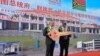 瓦努阿图总理办公室2024年7月2日发布图片显示，中国全国政协副主席胡春华在瓦努阿图新总统府正式移交给瓦努阿图政府的仪式上向瓦努阿图总理萨尔瓦伊（右）递交钥匙。