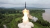 북한은 김정은 국무위원장이 참석한 가운데 신형 고체연료 대륙간탄도미사일(ICBM) 화성-18형을 시험발사했다며 사진을 공개했다.