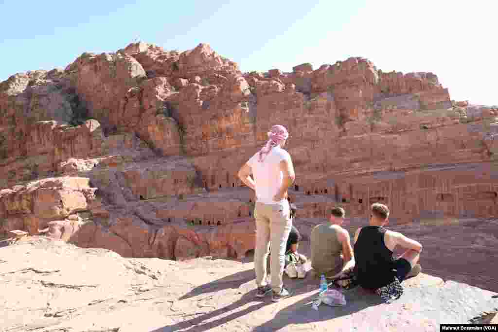 Yaklaşık 2 bin 400 yıllık gizemli bir tarihe sahip Petra dünyanın dört bir yanından turistleri kendine çekmeye devam ediyor. 2022 yılının ilk 7 ayında, bir önceki yıla göre, Petra'yı ziyaret eden turist sayısı 1 milyon 722 bin kişi arttı.