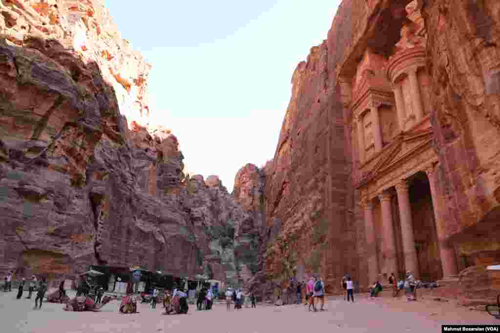 Petra’nın en önemli yapıtlarından biri olan El-Hazne Tapınağı, yaklaşık 40 metre yüksekliğinde ve 25 metre genişliğindedir. Tapınağı diğer yapılardan ayıran en önemli özelliği, yukarıdan aşağı doğru oyularak yapılmış olmasıdır. Araştırmalarda El Hazne’nin altında, kral mezarlarının yer aldığı, gizli ve gömülü bir alan bulunmuştur.