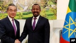 የቻይና ኮሚኒስት ፓርቲ የውጭ ጉዳይ ቢሮ ሓላፊ ዋንግ ዪ፣ ከኢትዮጵያው ጠቅላይ ሚኒስትር ዐቢይ አሕመድ ጋር
