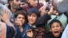 Palestinyen fe la ke pou resevwa manje nan Rafah, Gaza, 30 Novanm 2023. 
