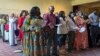 የአሜሪካ ዜጋ የመሆን ሥነ ስርዓት እያካሄዱ 