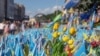 Tulipanët e vendosur mes flamujve në Kiev në kujtim të të rënëve
