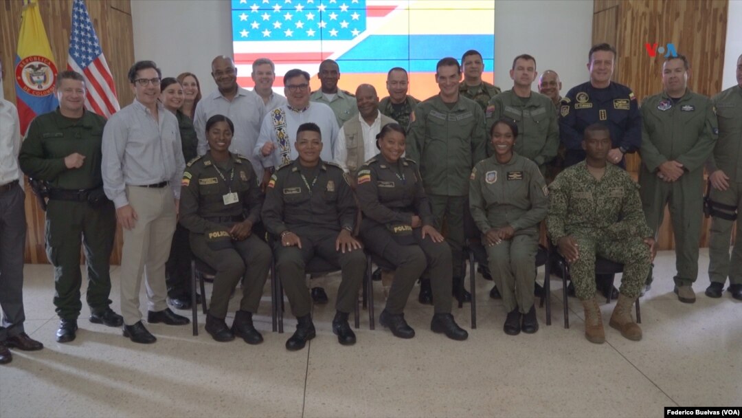 Una imagen de la delegación estadounidense y colombiana en la entrega de becas en Quibdó, capital del departamento colombiano del Chocó, el 27 de septiembre de 2023.