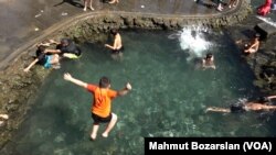 Diyarbakır’ın Suriçi’nde bulunan tarihi Anzele Suyu 2 bin yıldır akıyor. Bölgeye hayat veren su bugünlerde sıcaktan kaçanların imdadına yetişti. 