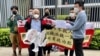 香港民主派政党社民连5名成员2月14日情人节到政府总部外示威，要求当局派钱纾解民困，并且释放所有政治犯 (美国之音/汤惠芸)