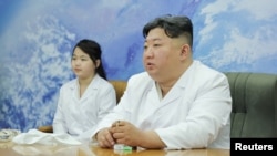 김정은(오른쪽) 북한 국무위원장이 16일 딸 김주애와 함께 비상설 위성발사준비위원회 사업을 현지 지도하고 있다. 조선중앙통신이 다음날(17일) 공개한 사진. 