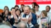 波蘭前總理、歐洲理事會前主席唐納德·圖斯克（Donald Tusk）在他領導的自由公民聯盟總部向支持者講話。（2023年10月15日）