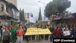 18 Mart 2023 - Samandağ'da kadınlar depremin ardından 40'ıncı günde yürüyüş düzenledi