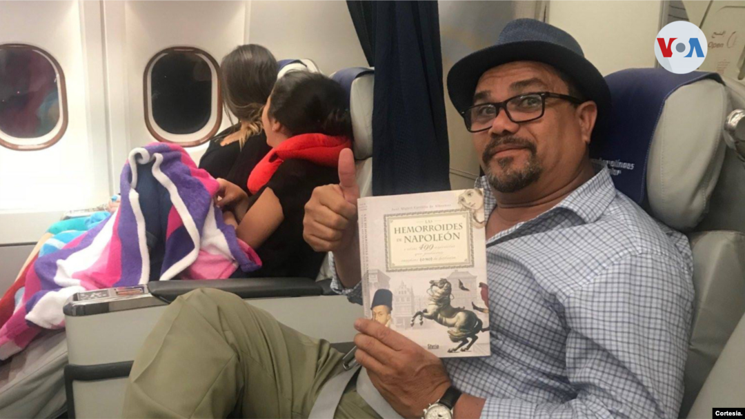 El comediante y empresario venezolano Benjamín Rausseo posa durante un vuelo en una fotografía difundida en su cuenta de Twitter. El también dirigente político anunció que no se postulará a la primaria opositora del 22 de octubre, pero sí para las presidenciales de 2024.