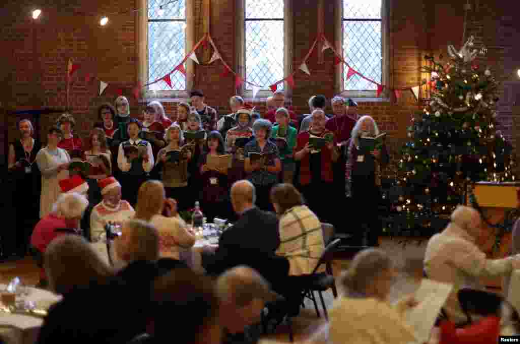 En Londres, un coro actúa en un centro de acogida que entrega unas 200 cenas durante la celebración de Navidad, el 25 de diciembre. Desde 1975, el centro Jackson's Lane Arts realiza esta actividad.