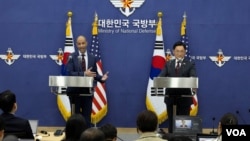 10일 한국 서울 국방부 청사에서 조창래 한국 국방부 정책실장과 비핀 나랑 미국 국방부 우주정책차관보 대행이 제3차 핵협의그룹(NCG) 회의 뒤 공동언론성명을 진행중이다.