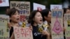24일 한국 서울에서 환경단체 회원 등 시위대가 후쿠시마 제1원자력발전소 오염수(일본 정부 명칭 '처리수') 방류 중단을 일본에 요구하고 있다. 