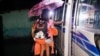 Equipos de emergencia del Ministerio de Gobernación de El Salvador realizaban la noche del domingo evacuaciones en algunas colonias en los alrededores de la capital salvadoreña ante el riesgo de inundaciones. [Foto: Ministerio de Gobernación El Salvador]