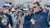 蔡天凤现任丈夫Chris(右一)与蔡天凤母亲(右二)及Chris的妈妈谭太太等10多名亲右，2月28日蔡天凤遇害后“头七”，到案发地点大埔龙尾村拜祭 (美国之音/汤惠芸)