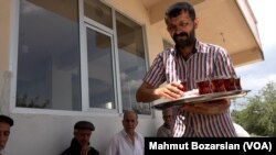 Kaya, hem kahvehane işleterek hem de çiftçilik yaparak geçimini sağlamaya çalışıyor.