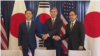 미한일 북핵 수석대표가 17일 인도네시아 자카르타에서 회담했다. 왼쪽부터 김건 한국 외교부 한반도평화교섭본부장, 성 김 미 국무부 대북특별대표, 나마즈 히로유키 일본 외무성 아시아대양주 국장.