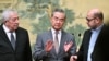 中国外交部长王毅与巴勒斯坦法塔赫领导人马哈茂德·阿鲁尔（左）和哈马斯高级成员穆萨·阿布·马祖克（右）在北京钓鱼台国宾馆交谈。（2024年7月23日）