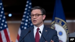 O Presidente da Câmara dos Representantes Mike Johnson, fala com os jornalistas após uma sessão de estratégia republicana à porta fechada, enquanto pressiona para votações separadas sobre a ajuda a Israel e à Ucrânia, em Washington, a 16 de abril de 2024.