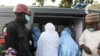 Wasichana waliokuwa wametekwa nyara kutoka shule ya bweni iliyoko Kaskazini-Magharibi mwa jimbo la Zamfara huko Nigeria, wakipanda gari baada ya kuachiliwa Machi 2, 2021. Picha na REUTERS/Afolabi Sotunde