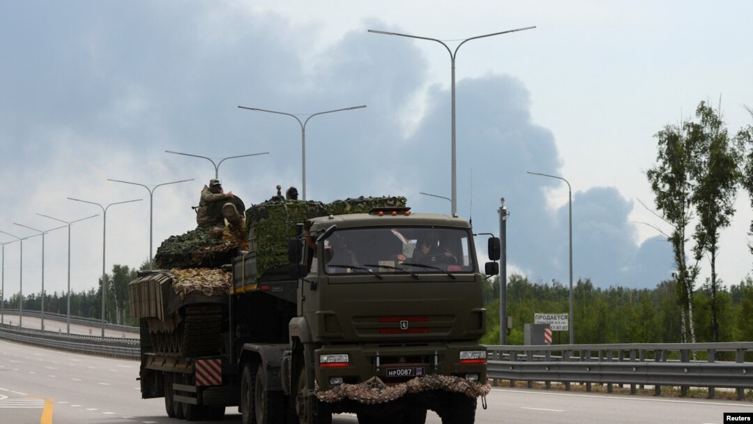 Luftëtarët e grupit mercenar privat Wagner transportojnë një tank përgjatë autostradës M-4, që lidh kryeqytetin Moskë me qytetet jugore të Rusisë, afër Voronezhit, Rusi/ Reuters