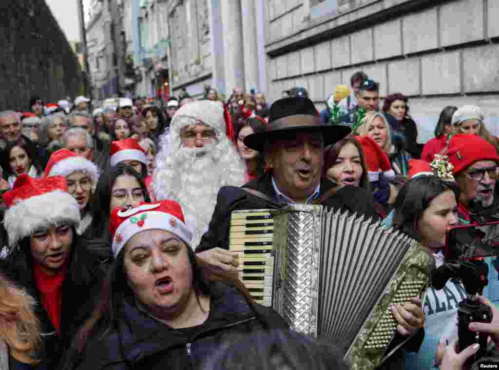 En el centro de Estambul, Turquía, una escuela secundaria griega y miembros de la comunidad ortodoxa griega, desfilan en medio del sonido del acordeón y los cantos en coro. 