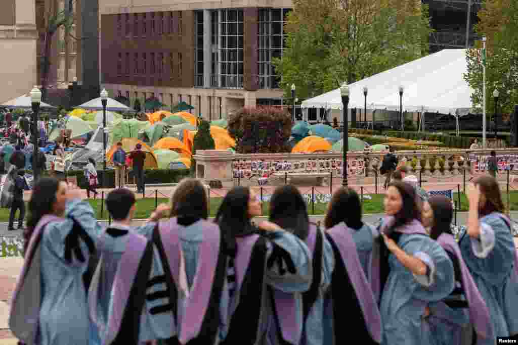 La guerra en Gaza continúa resonando en los campus universitarios de Estados Unidos, donde los estudiantes mantienen campamentos como este en la universidad de Columbia, donde se oberva, además, a estudiantes próximas a graduarse.