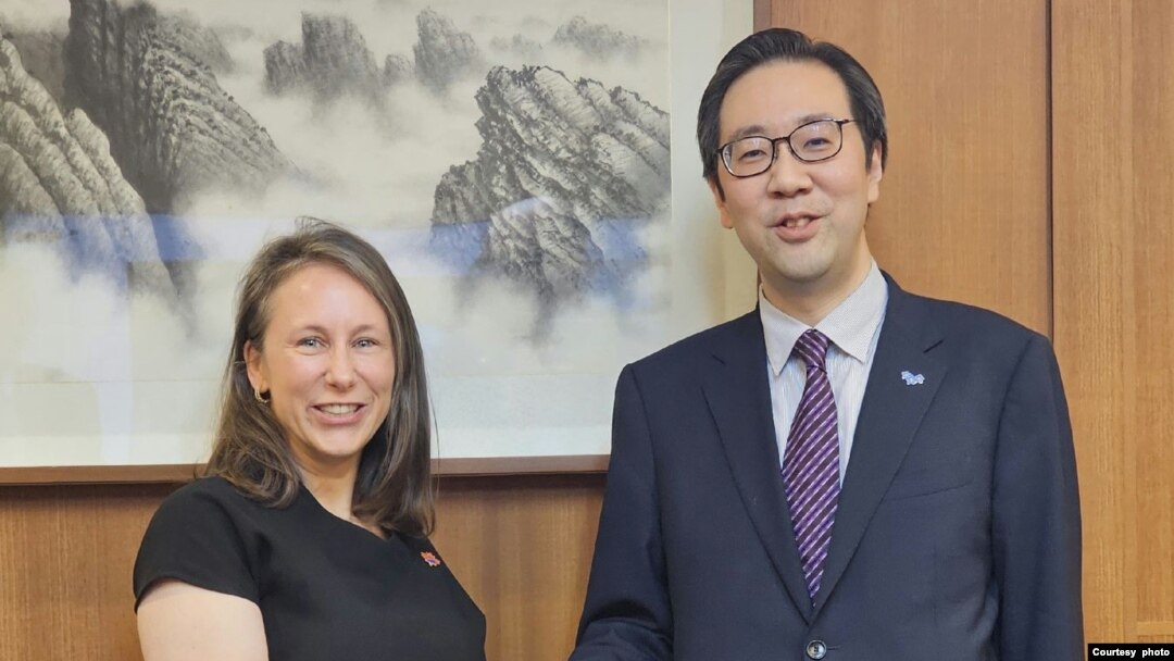 이준일 한국 외교부 한반도정책국장(오른쪽)이 지난달 31일 외교부 청사에서 열린 한-캐나다 북한인권 협의에서 조야 도넬리 캐나다 외교부 동북아국장과 회동했다. 사진 = 한국 외교부