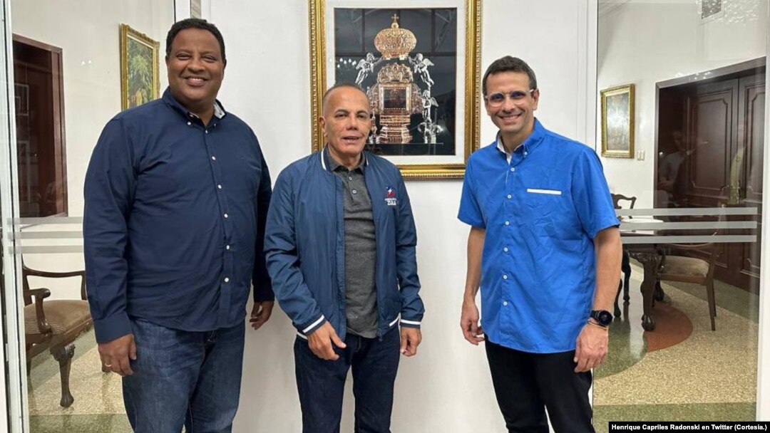 Dos de los líderes políticos de la oposición, Manuel Rosales, en el centro de la foto, y Henrique Capriles Radonski, a la derecha, posan para una fotografía tras reunirse el sábado, en Maracaibo. Les acompaña el alcalde de la ciudad, Rafael Ramírez.
